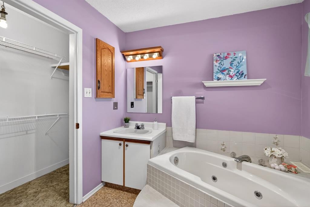 59 Fairview Drive Se, Calgary, AB - Indoor Photo Showing Bathroom