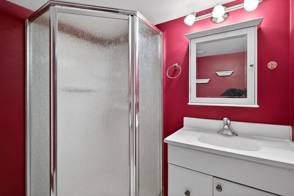 59 Fairview Drive Se, Calgary, AB - Indoor Photo Showing Bathroom