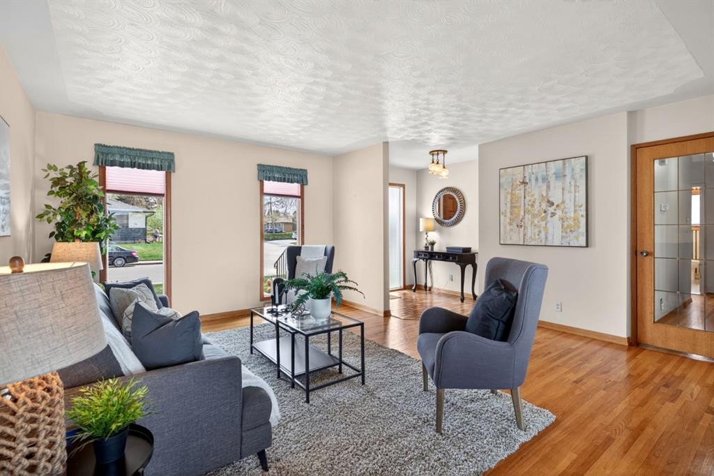 59 Fairview Drive Se, Calgary, AB - Indoor Photo Showing Living Room