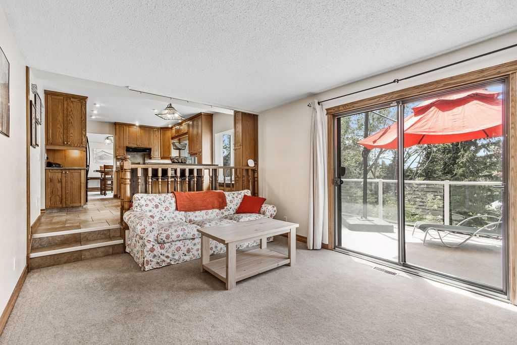 652 Dalmeny Hill Nw, Calgary, AB - Indoor Photo Showing Living Room