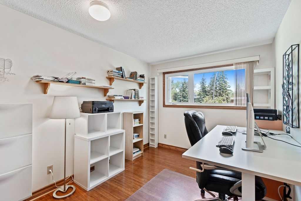 652 Dalmeny Hill Nw, Calgary, AB - Indoor Photo Showing Other Room