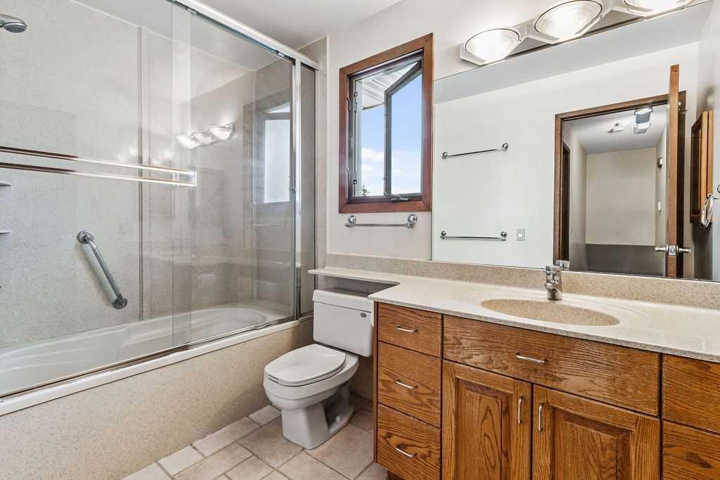 652 Dalmeny Hill Nw, Calgary, AB - Indoor Photo Showing Bathroom