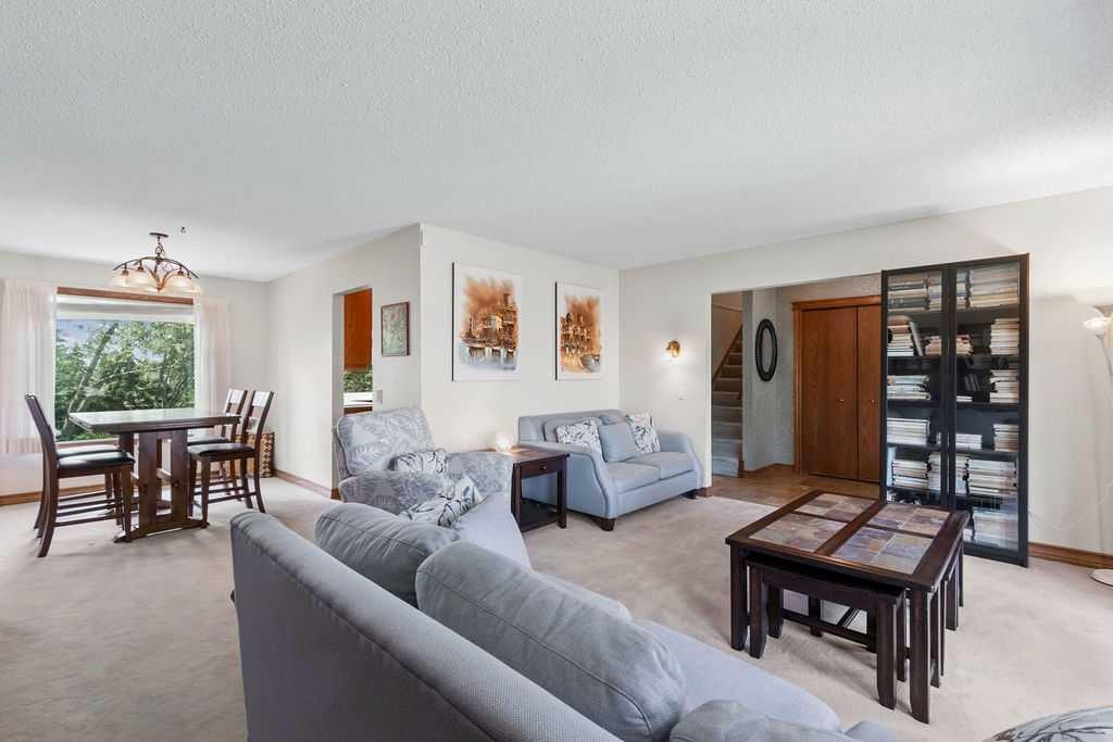652 Dalmeny Hill Nw, Calgary, AB - Indoor Photo Showing Living Room