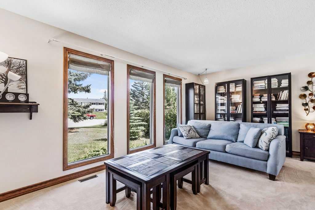 652 Dalmeny Hill Nw, Calgary, AB - Indoor Photo Showing Living Room