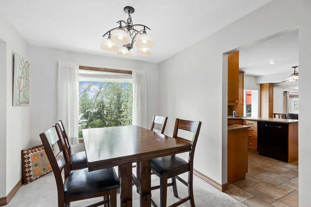 652 Dalmeny Hill Nw, Calgary, AB - Indoor Photo Showing Dining Room