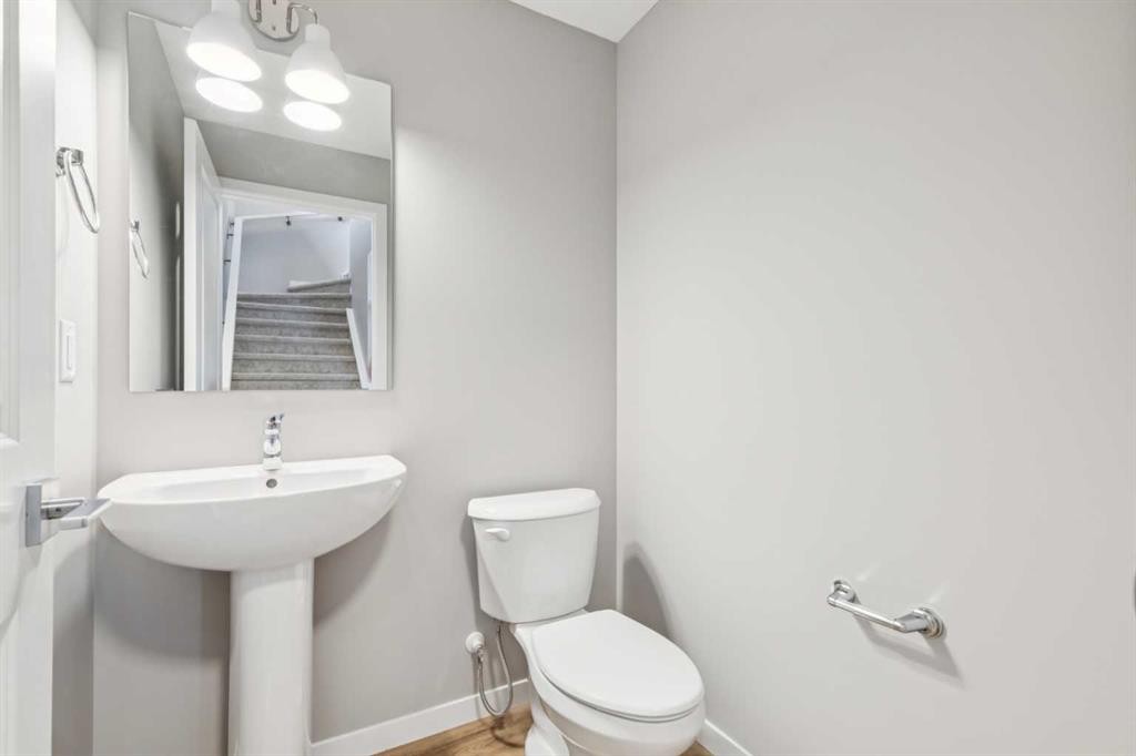 75 Hotchkiss Way Se, Calgary, AB - Indoor Photo Showing Bathroom