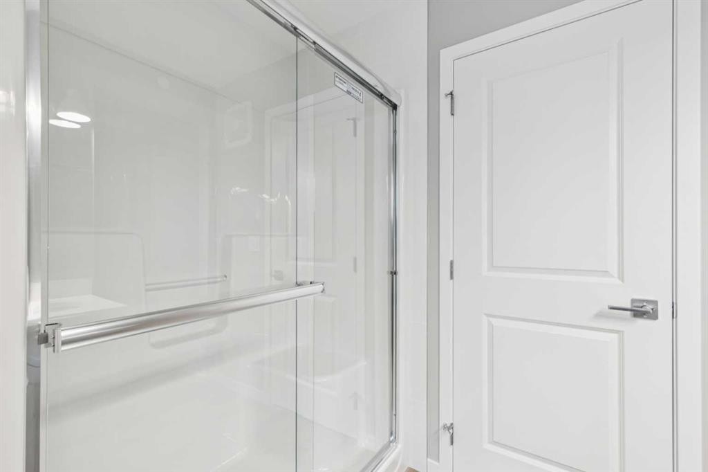 75 Hotchkiss Way Se, Calgary, AB - Indoor Photo Showing Bathroom