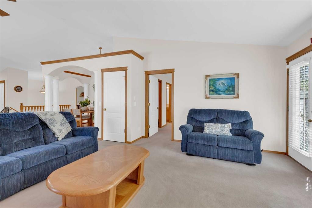 104 Whispering Way, Vulcan, AB - Indoor Photo Showing Living Room