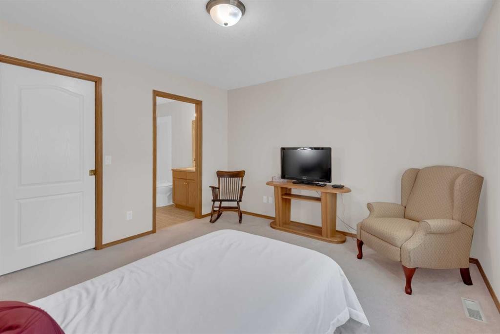 104 Whispering Way, Vulcan, AB - Indoor Photo Showing Bedroom