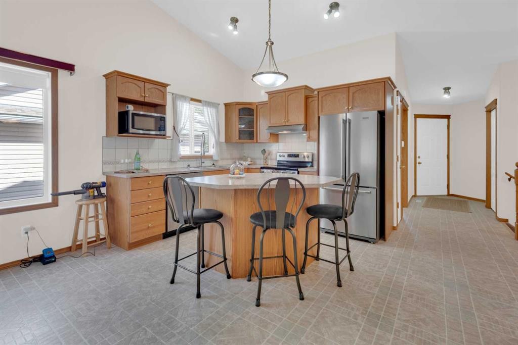104 Whispering Way, Vulcan, AB - Indoor Photo Showing Kitchen