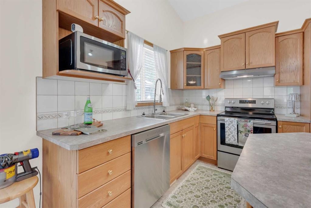 104 Whispering Way, Vulcan, AB - Indoor Photo Showing Kitchen With Double Sink