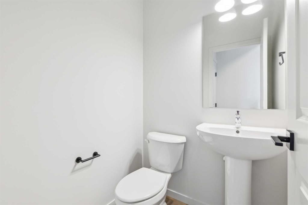 30 Bartlett Row Se, Calgary, AB - Indoor Photo Showing Bathroom