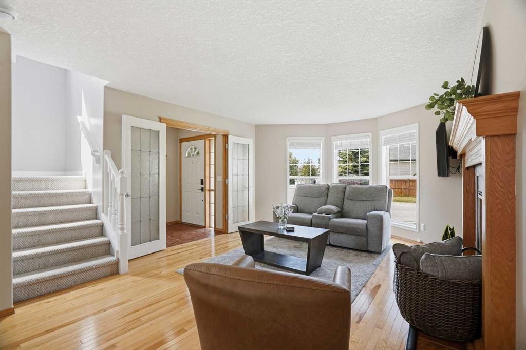 258 Cramond Circle Se, Calgary, AB - Indoor Photo Showing Living Room