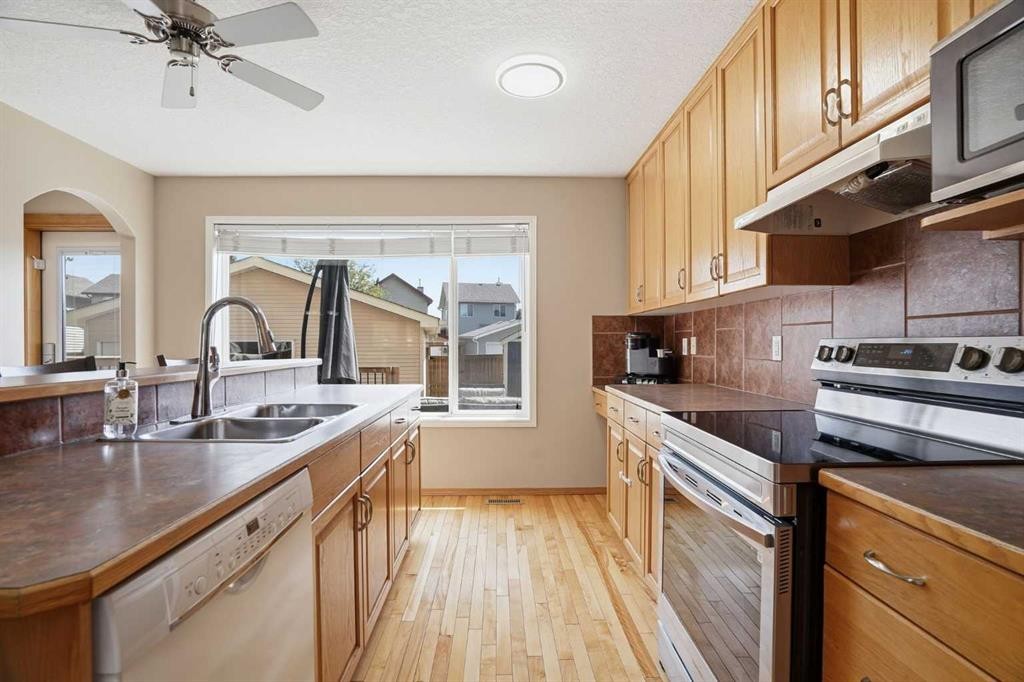 258 Cramond Circle Se, Calgary, AB - Indoor Photo Showing Kitchen With Double Sink