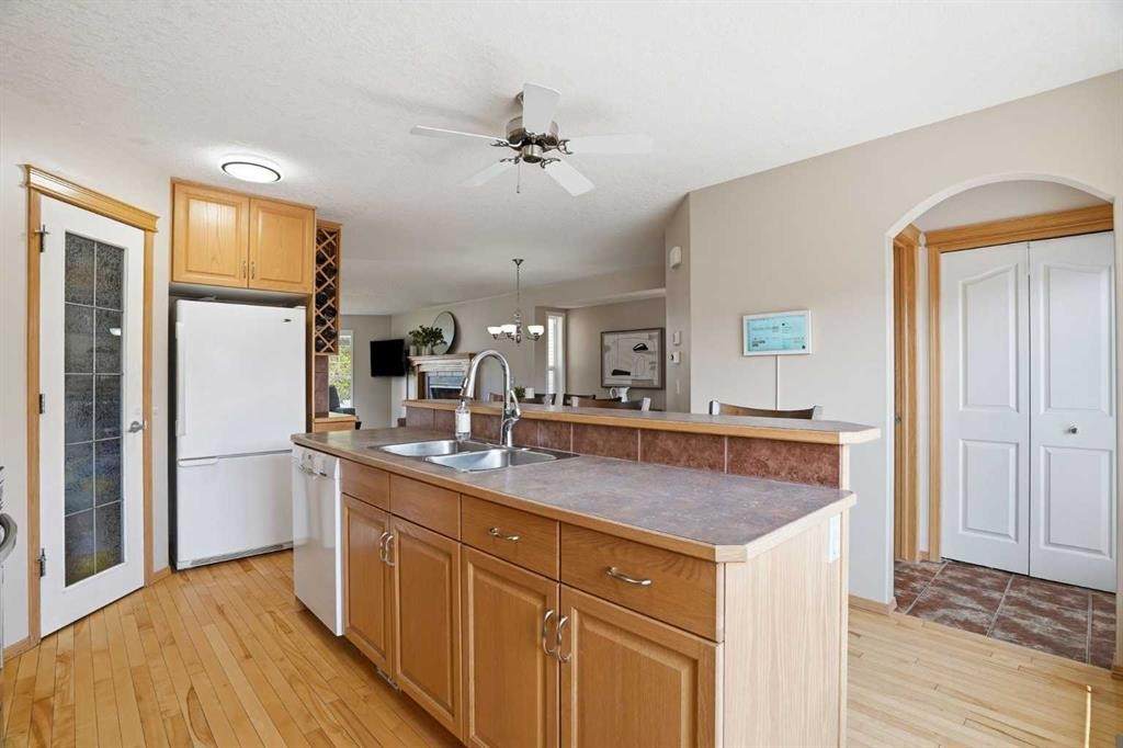 258 Cramond Circle Se, Calgary, AB - Indoor Photo Showing Kitchen With Double Sink