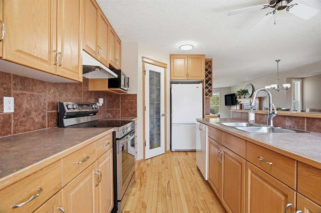 258 Cramond Circle Se, Calgary, AB - Indoor Photo Showing Kitchen With Double Sink