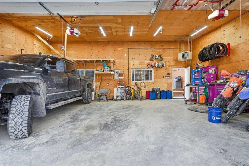 1071 Seton Circle Se, Calgary, AB - Indoor Photo Showing Garage