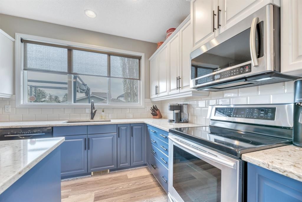 250 Prestwick Close Se, Calgary, AB - Indoor Photo Showing Kitchen
