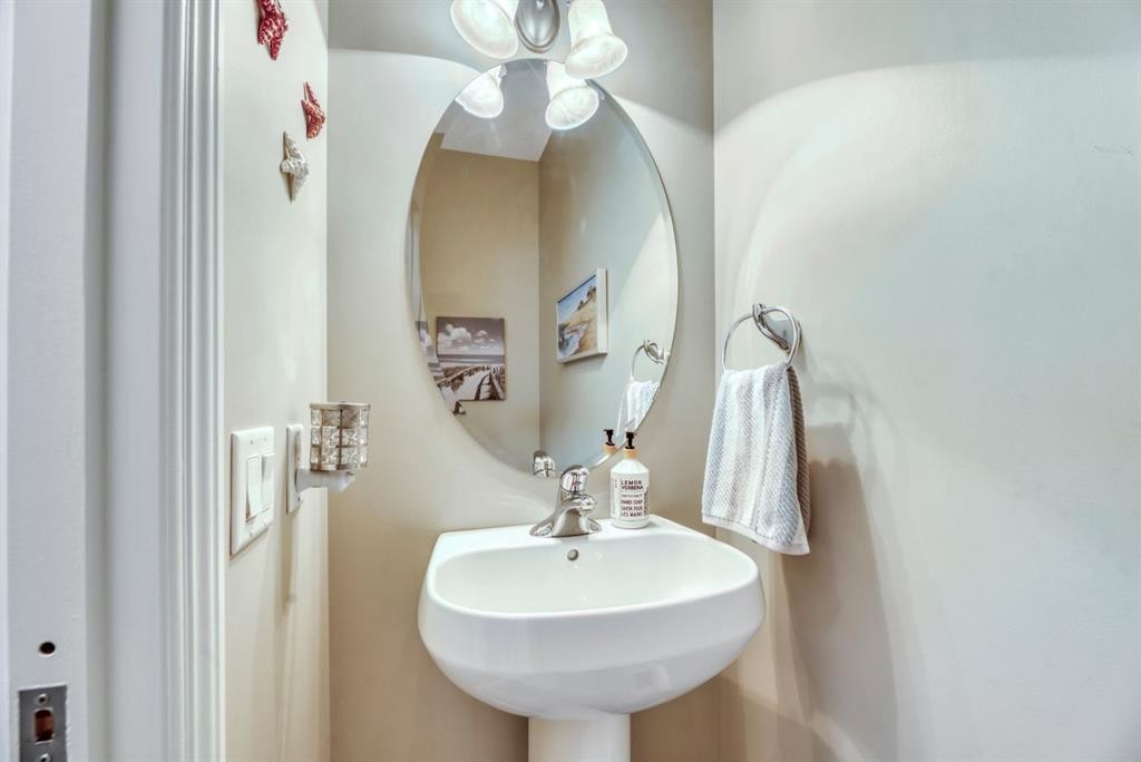 250 Prestwick Close Se, Calgary, AB - Indoor Photo Showing Bathroom