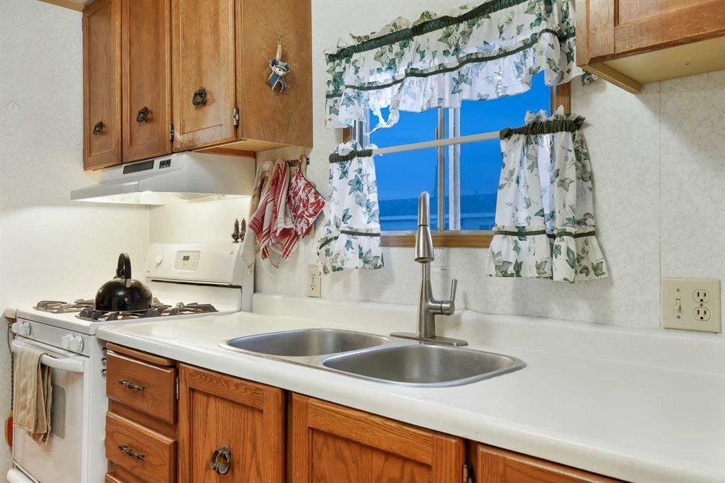603 Alberta Avenue, Carmangay, AB - Indoor Photo Showing Kitchen With Double Sink