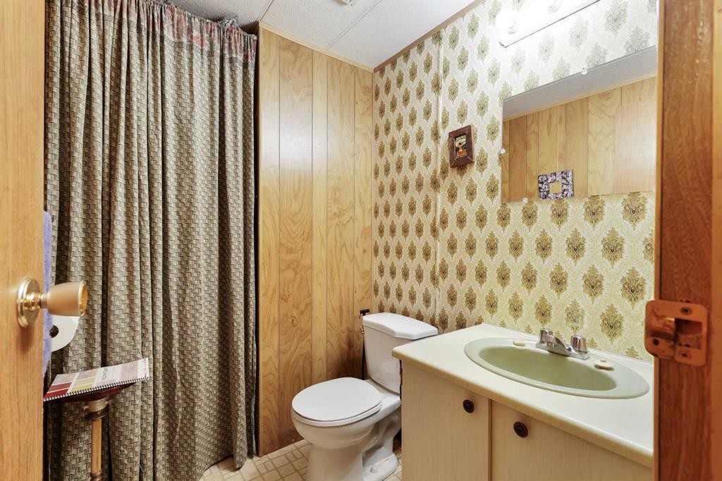 603 Alberta Avenue, Carmangay, AB - Indoor Photo Showing Bathroom