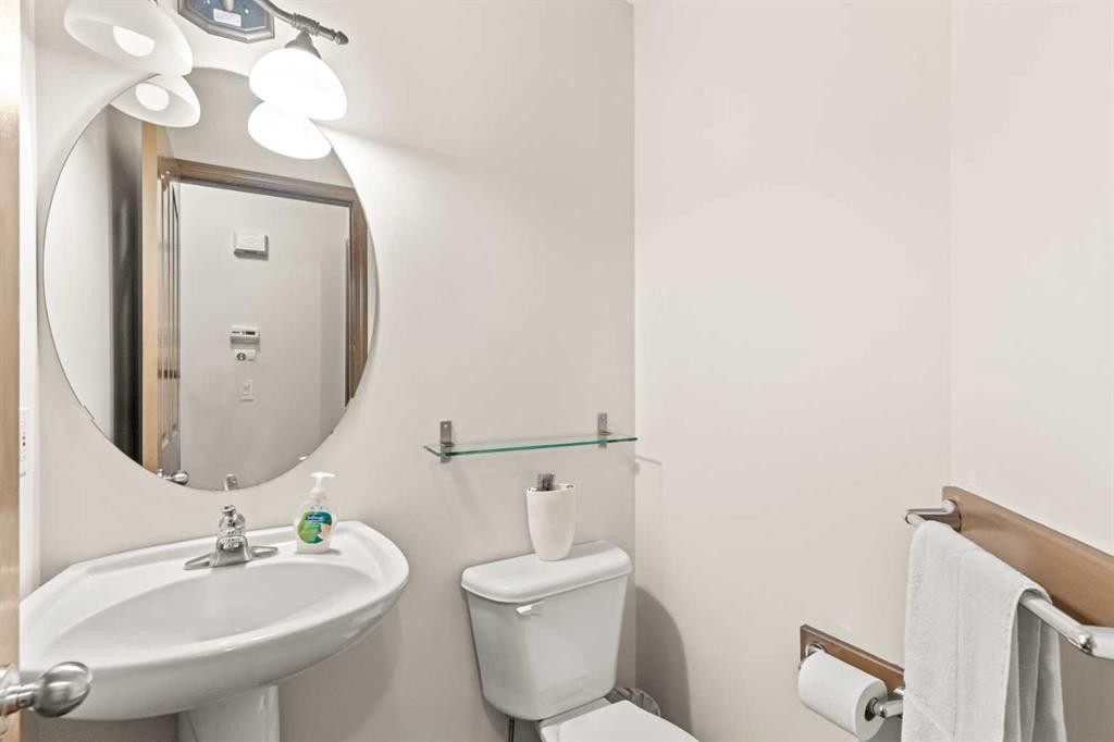 90 New Brighton Manor Se, Calgary, AB - Indoor Photo Showing Bathroom