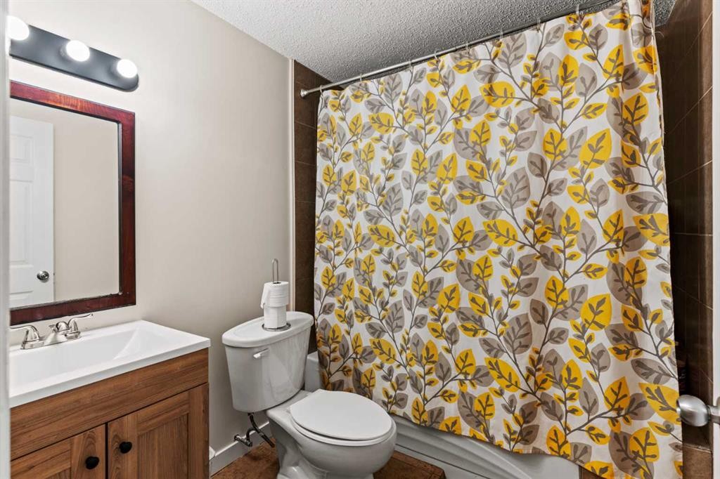 90 New Brighton Manor Se, Calgary, AB - Indoor Photo Showing Bathroom