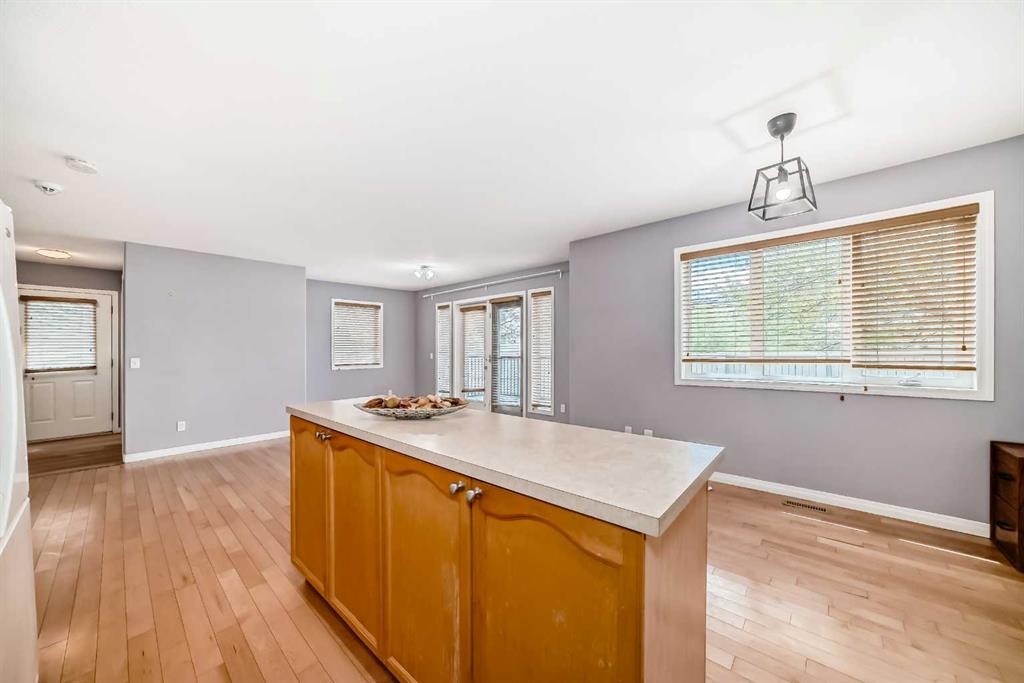156 Simcoe Place Sw, Calgary, AB - Indoor Photo Showing Kitchen