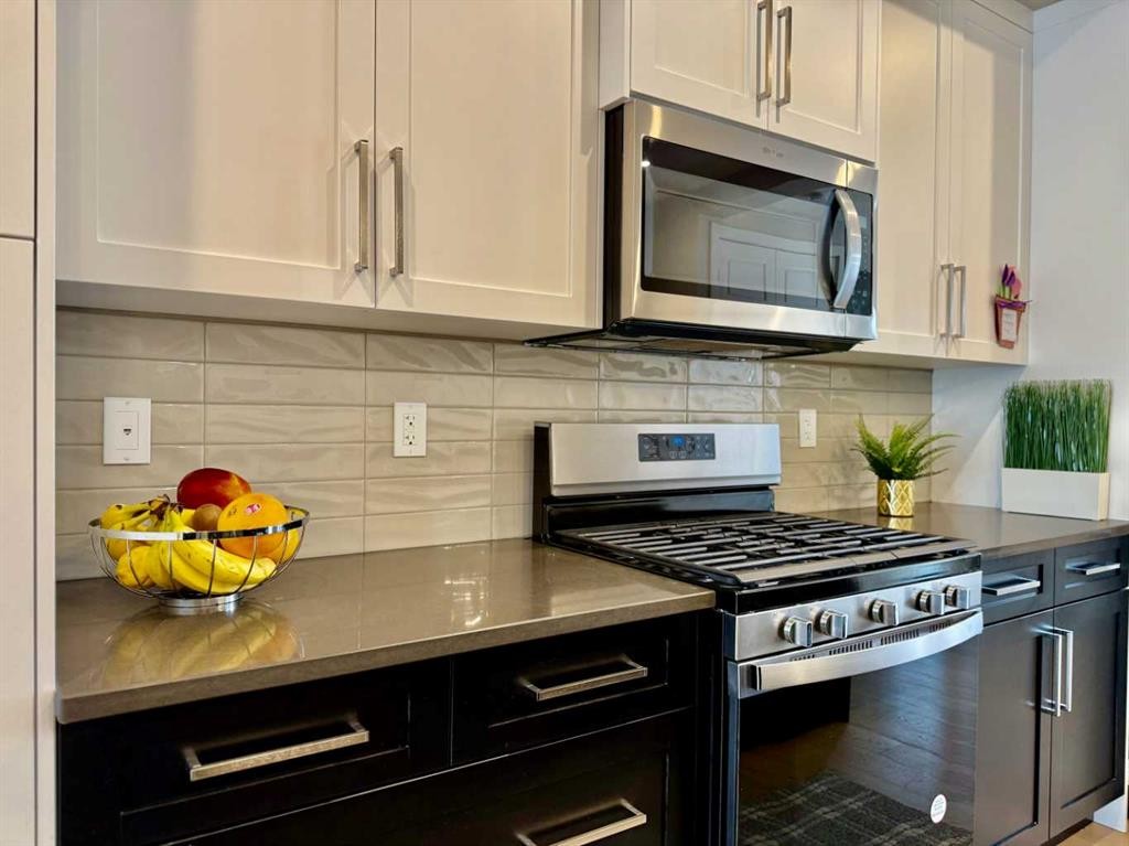 399 Sora Boulevard Se, Calgary, AB - Indoor Photo Showing Kitchen With Upgraded Kitchen