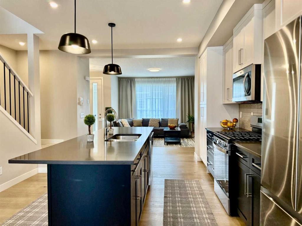 399 Sora Boulevard Se, Calgary, AB - Indoor Photo Showing Kitchen With Upgraded Kitchen