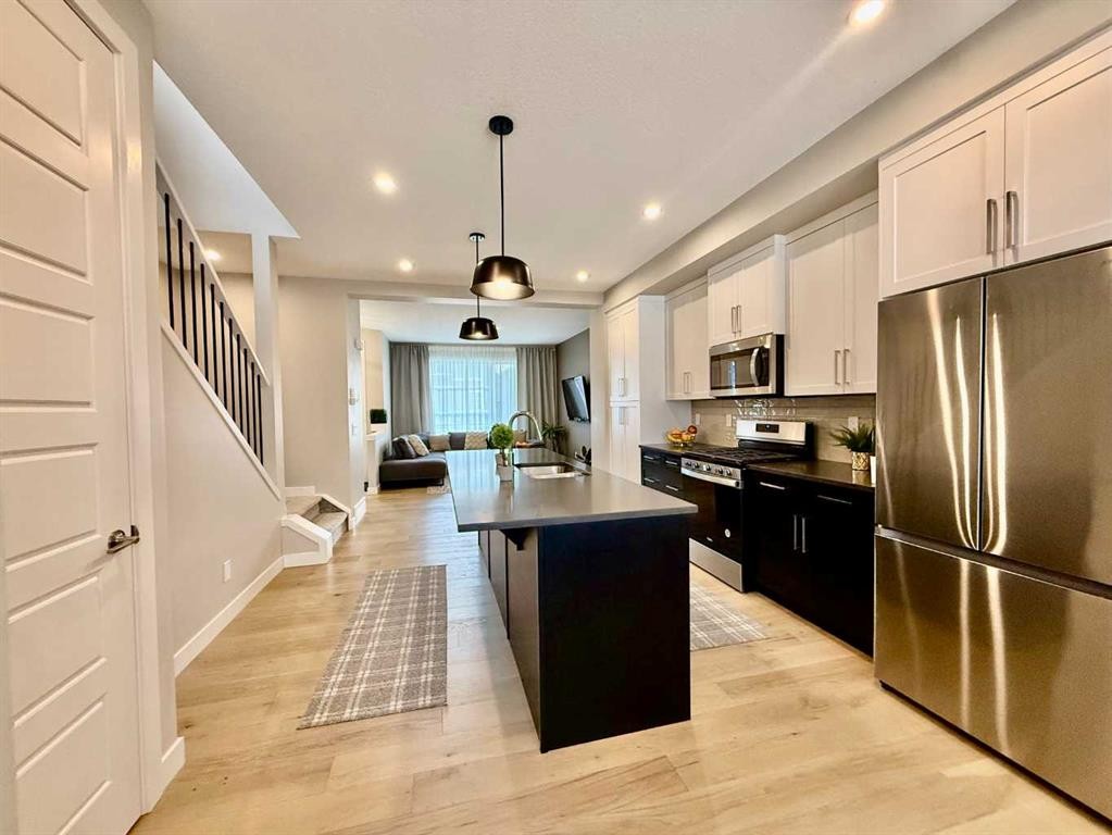 399 Sora Boulevard Se, Calgary, AB - Indoor Photo Showing Kitchen With Double Sink With Upgraded Kitchen