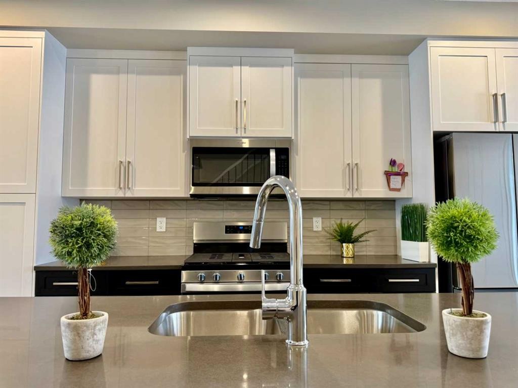 399 Sora Boulevard Se, Calgary, AB - Indoor Photo Showing Kitchen With Upgraded Kitchen