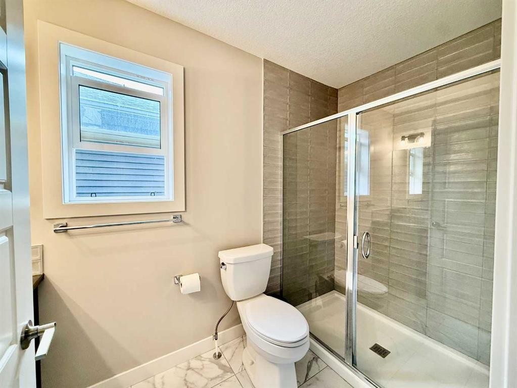 399 Sora Boulevard Se, Calgary, AB - Indoor Photo Showing Bathroom