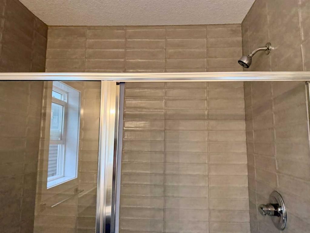 399 Sora Boulevard Se, Calgary, AB - Indoor Photo Showing Bathroom