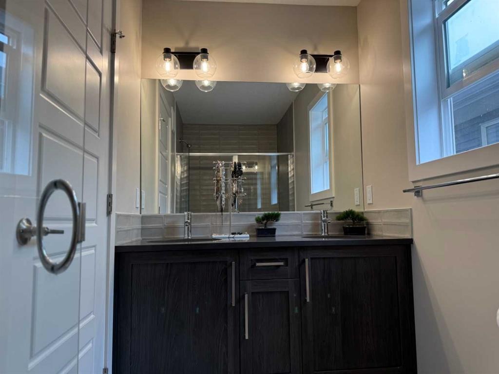 399 Sora Boulevard Se, Calgary, AB - Indoor Photo Showing Bathroom