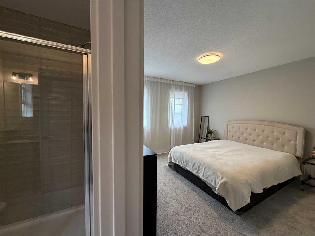 399 Sora Boulevard Se, Calgary, AB - Indoor Photo Showing Bedroom