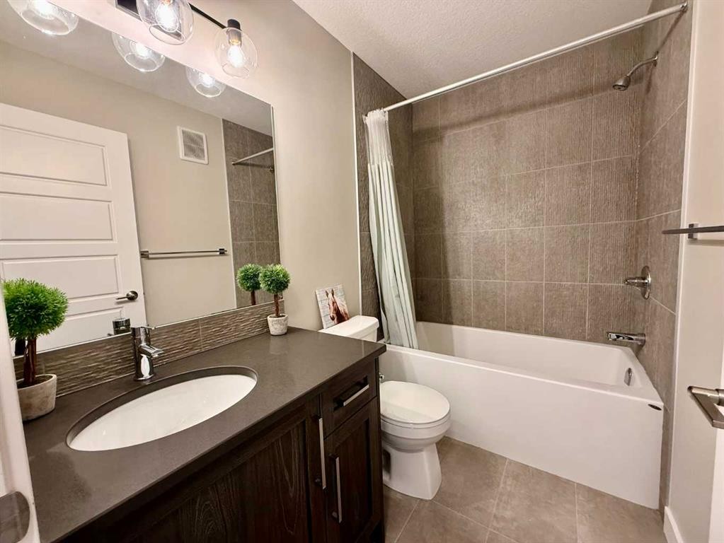 399 Sora Boulevard Se, Calgary, AB - Indoor Photo Showing Bathroom