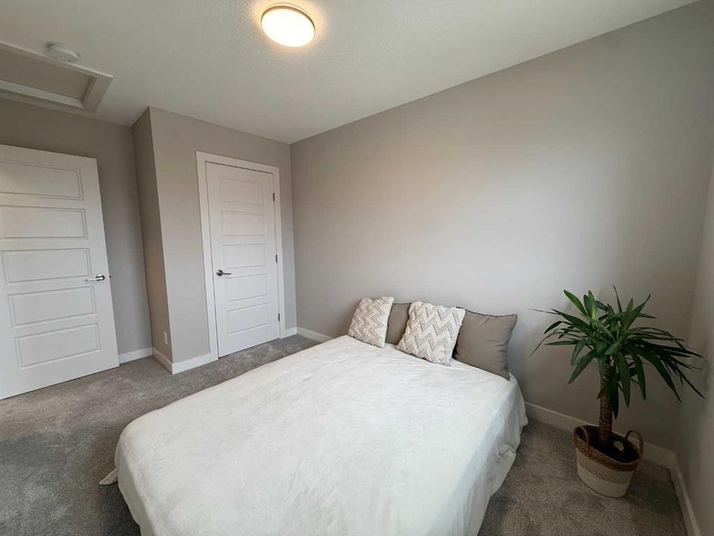 399 Sora Boulevard Se, Calgary, AB - Indoor Photo Showing Bedroom