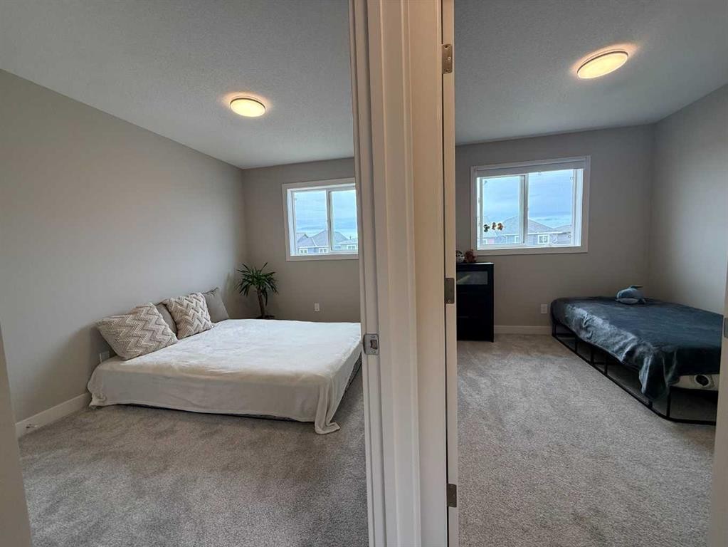 399 Sora Boulevard Se, Calgary, AB - Indoor Photo Showing Bedroom