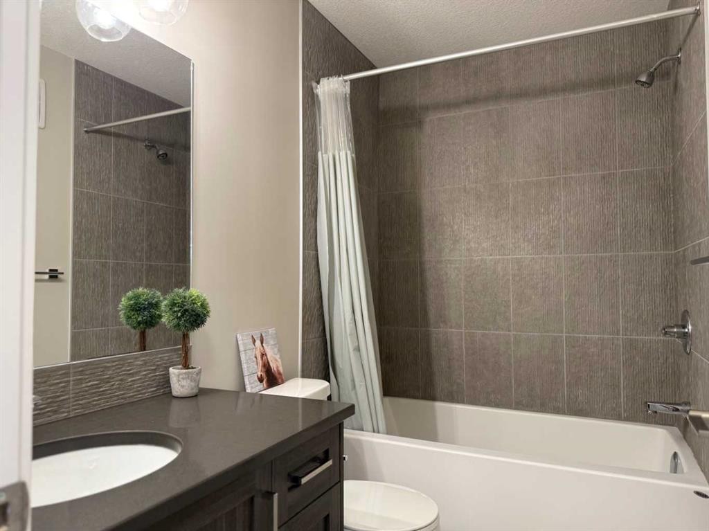 399 Sora Boulevard Se, Calgary, AB - Indoor Photo Showing Bathroom