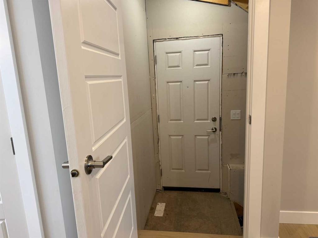 399 Sora Boulevard Se, Calgary, AB - Indoor Photo Showing Other Room