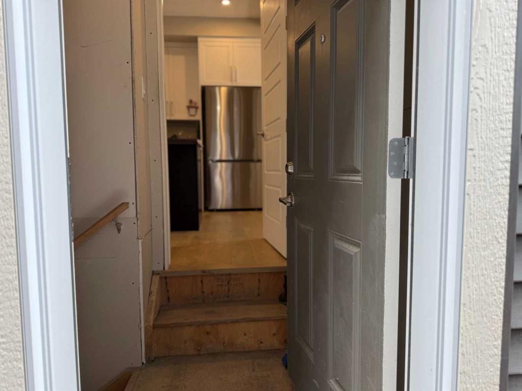 399 Sora Boulevard Se, Calgary, AB - Indoor
