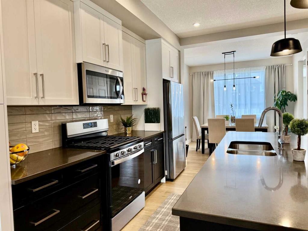399 Sora Boulevard Se, Calgary, AB - Indoor Photo Showing Kitchen With Double Sink With Upgraded Kitchen