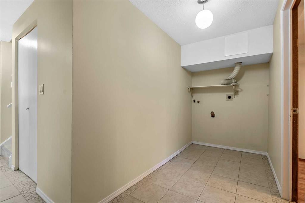 27 Aberdare Crescent Ne, Calgary, AB - Indoor Photo Showing Other Room