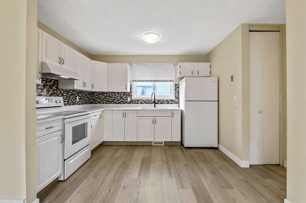 27 Aberdare Crescent Ne, Calgary, AB - Indoor Photo Showing Kitchen