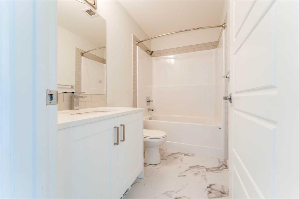 2410-42 Cranbrook Gardens Se, Calgary, AB - Indoor Photo Showing Bathroom