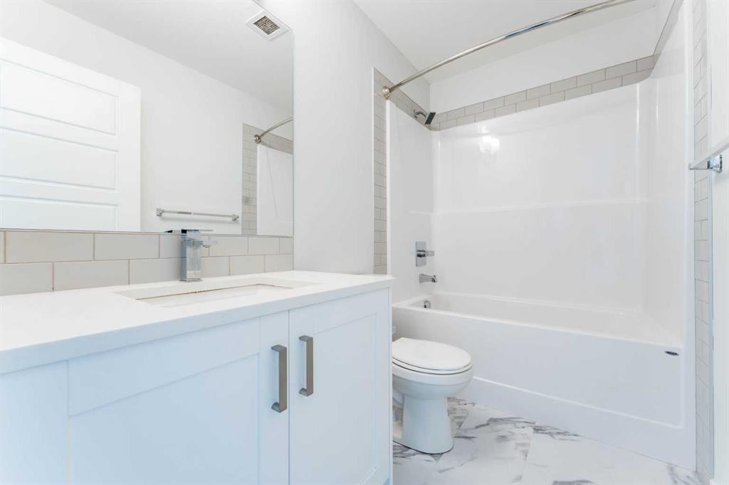 2410-42 Cranbrook Gardens Se, Calgary, AB - Indoor Photo Showing Bathroom
