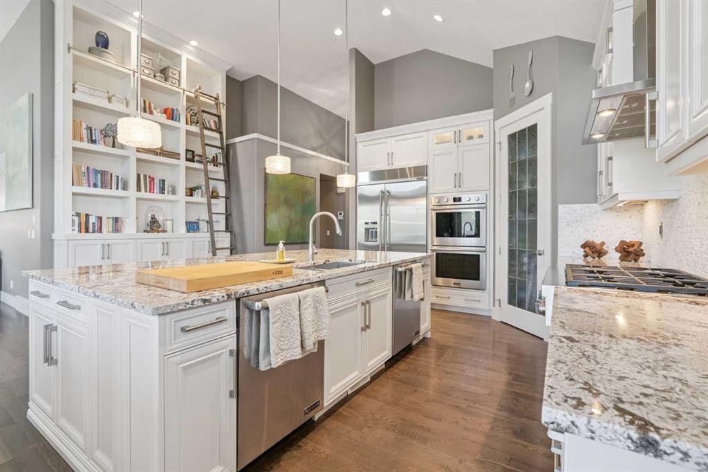 21 Rockford Road Nw, Calgary, AB - Indoor Photo Showing Kitchen With Upgraded Kitchen