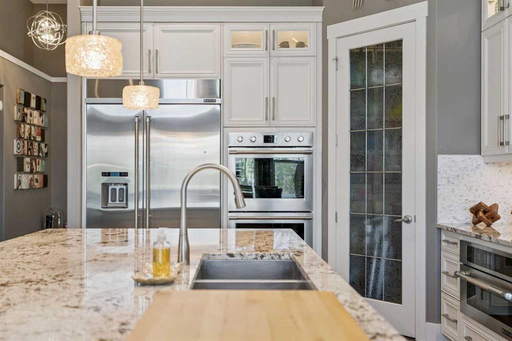 21 Rockford Road Nw, Calgary, AB - Indoor Photo Showing Kitchen With Double Sink With Upgraded Kitchen