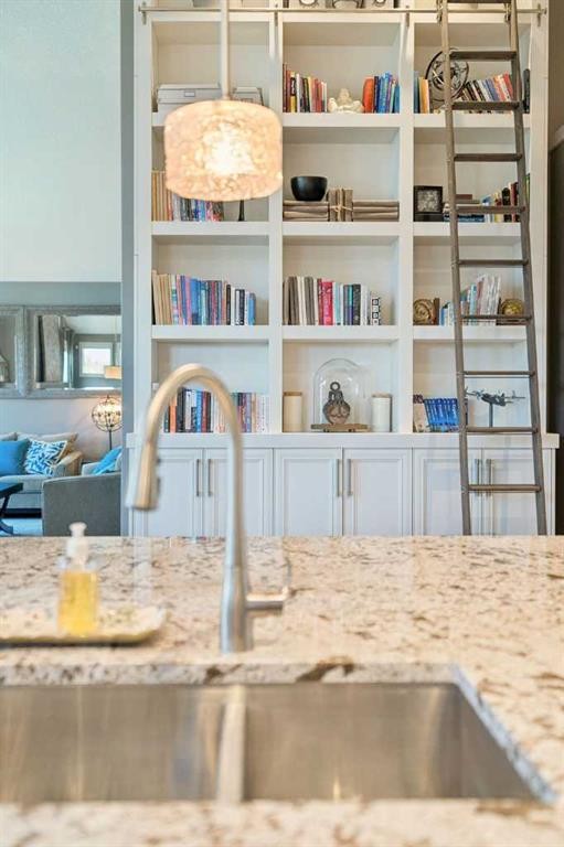 21 Rockford Road Nw, Calgary, AB - Indoor Photo Showing Kitchen With Upgraded Kitchen